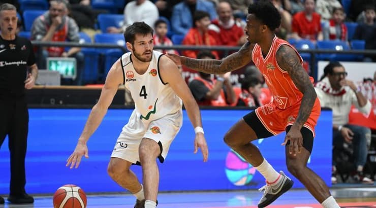 ג'ייק אוניל מוביל התקפה של האורחת (ראובן שוורץ) ג'ייק אוניל מוביל התקפה של האורחת