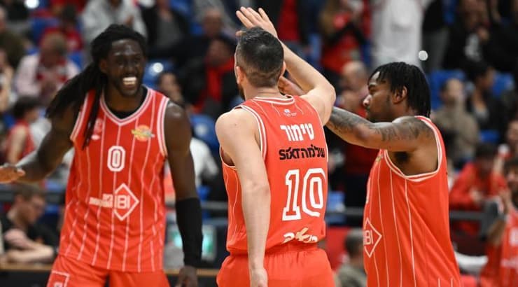 שחקני הפועל תל אביב בטירוף (ראובן שוורץ) שחקני הפועל תל אביב בטירוף