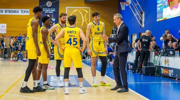 שחקני מכבי תל אביב עם עודד קטש (רועי כפיר) שחקני מכבי תל אביב עם עודד קטש