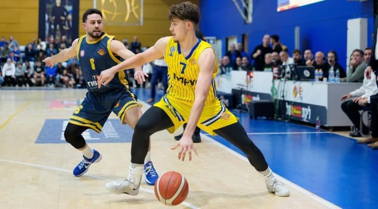 אורן סהר עם הכדור (רועי כפיר) אורן סהר עם הכדור