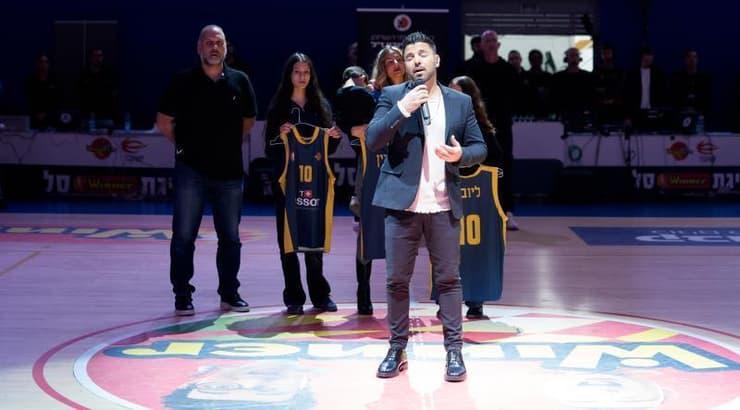 הראל מויאל שר בטקס לזכרו של ליאור ליובין (רועי כפיר) הראל מויאל שר בטקס לזכרו של ליאור ליובין