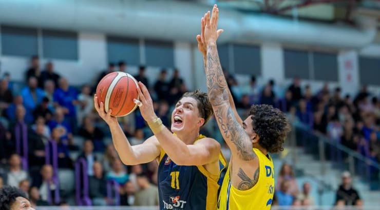 אדם אריאל עולה לסל (רועי כפיר) אדם אריאל עולה לסל