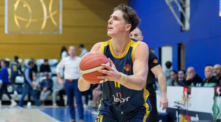 אדם אריאל מתכונן לזריקה (רועי כפיר) אדם אריאל מתכונן לזריקה