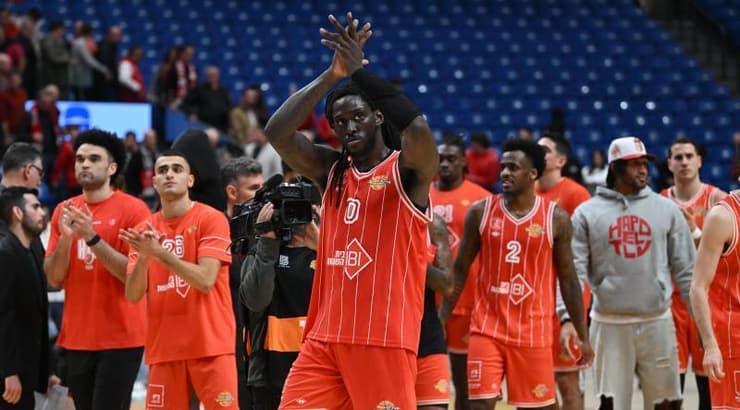 שחקני הפועל תל אביב מודים לקהל