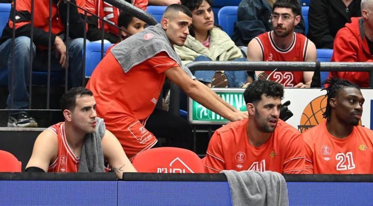 הספסל של הפועל ת"א, לא מאמינים שזה קרה להם שוב