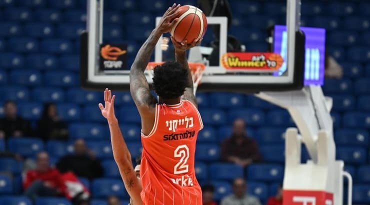 אנטוניו בלייקני זורק