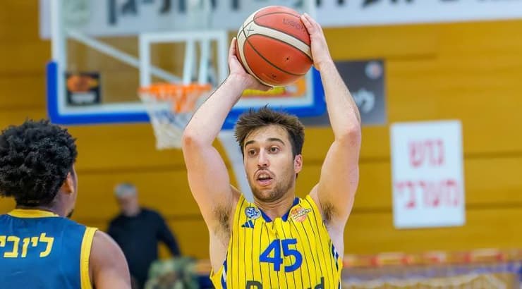 תמיר בלאט עם הכדור