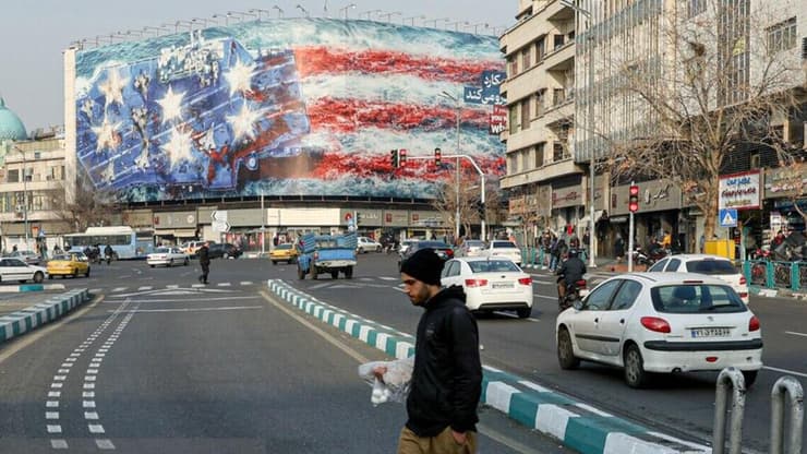 השלט המאיים בטהרן השלטים שנתלו בטהרן