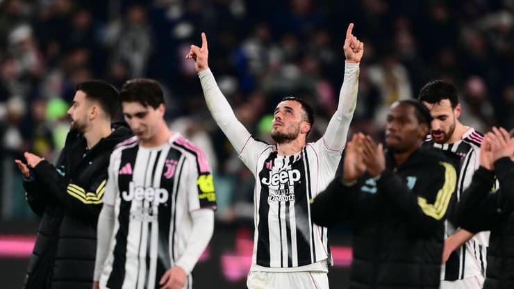 שחקן יובנטוס פיליפ קוסטיץ' חוגג