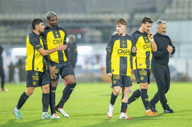 שחקן בית"ר ירושלים ירדן שועה, עדי יונה, בראיין קרבאלי, ירדן כהן, ברק יצחקי