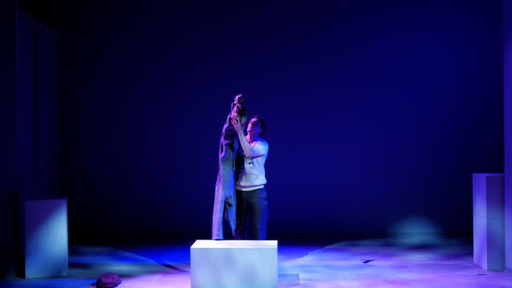 השחקן יולי סקר ובֵּר, על במת תיאטרון "לגעת בזכרון"