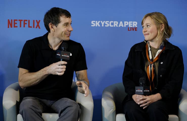 אלכס הונולד מדבר במסיבת עיתונאים לצד אשתו, סאמי מקאנדלס, לאחר שהשלים את הטיפוס החופשי על גורד השחקים