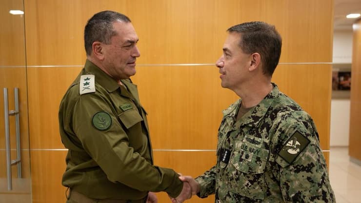 הרמטכ"ל זמיר ומפקד סנטקום קופר. מפגש נדיר עם מנהיגי הצבא של 7 מדינות ערב (צילום: דובר צה"ל) מפקד פיקוד מרכז של ארה"ב בפגישה עם הרמטכ"ל אייל זמיר בישראל