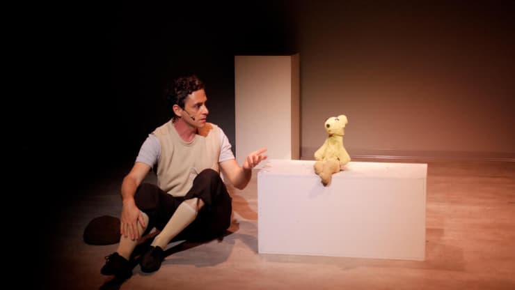 בֵּר והשחקן יולי סקר, על במת תיאטרון "לגעת בזכרון"