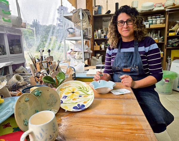 "אמנות שיודעת לרפא". סטודיו אתנחתא (שקד סמבירא) אמנות שיודעת לרפא. סטודיו אתנחתא, ניר עם