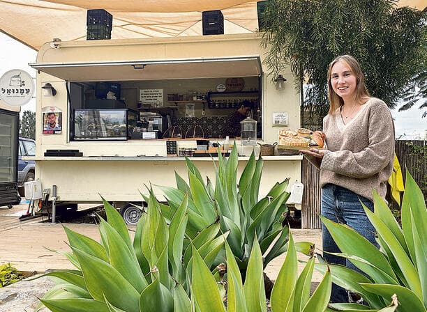 אמא עזרה בפתיחה. "עמנואל" (אלכס גנון) אמא עזרה בפתיחה. עגלת קפה עמנואל, ישע