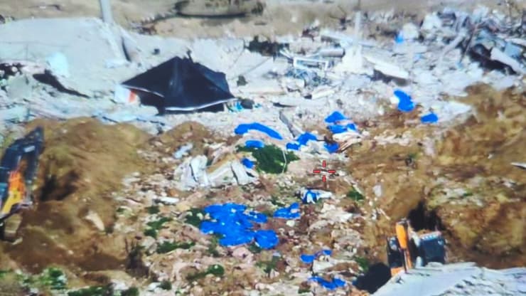 החיפושים בבית העלמין בעזה