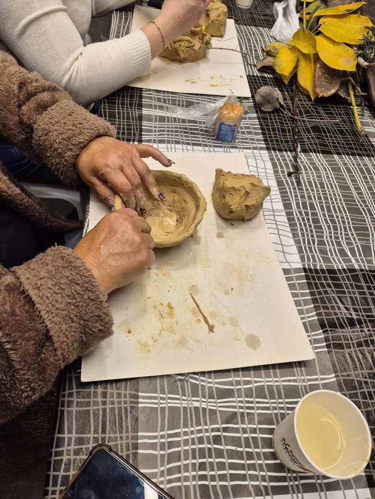 חדר טיפול באמנות מתוך קבוצת אמהות שכולות טיפול בחימר (צילום: באדיבות חוות קרן אור) חדר טיפול באמנות מתוך קבוצת אמהות שכולות טיפול בחימר