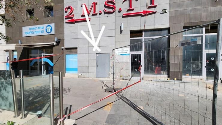 הכניסה לחדר מדרגות שבו נמצא התינוק (צילום: דוברות הביטוח הלאומי ) הזירה שבה נמצא התינוק הנטוש בחדרה