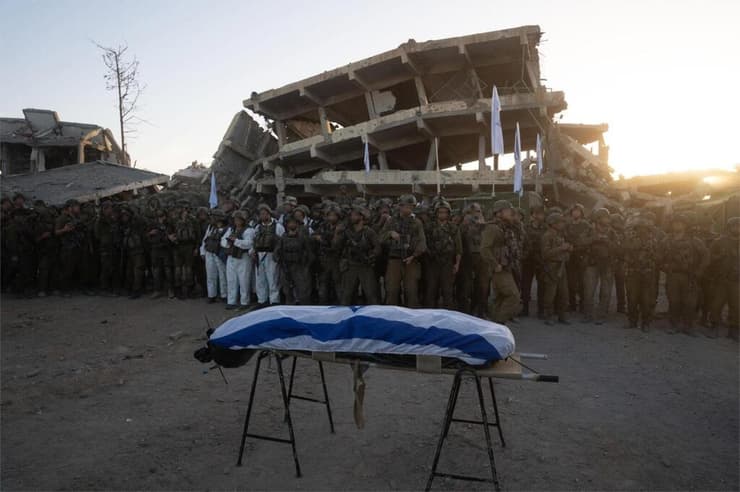 צילום: דובר צה"ל הרמטכ"ל מצדיע לרס״ר רן גואילי ז״ל בדרכו האחרונה מרצועת עזה