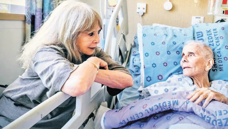 משמאל הלית ישורון וחדוה הרכבי בבית החולים (צילום: אדיבה גפן) משמאל הלית ישורון וחדוה הרכבי בבית החולים