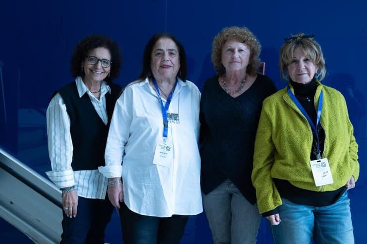 עובדות סוציאליות שמתנדבות ל"מילואים" מהפנסיה. מימין: חנה גן, ורד רוטפוגל, מרים יעיש וויויאן אזרן   