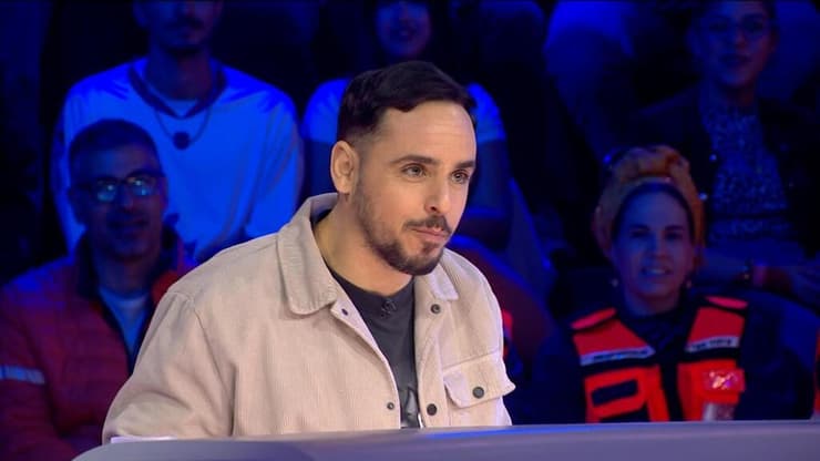 דניאל חן משתלב בחבורה. מתוך "מועדון לילה" (צילום: באדיבות קשת) מתוך "מועדון לילה"