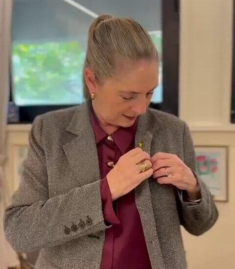 הרצוג ורעייתו מיכל מורידים את סיכת החטופים