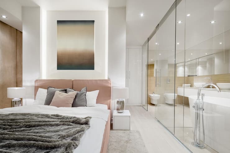 חדר עם שירותים עם דלת שקופה