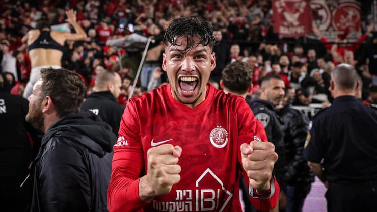 בהפועל יודיעו בקרוב לרסיפה על הכוונה לממש את האופציה עליו. צ'יקו (צילום: עוז מועלם) מכבי ת"א הפועל ת"א צ'יקו