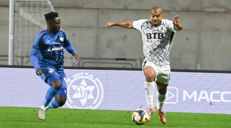 אורי מגבו עם הכדור