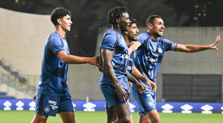 שחקני מכבי פתח תקווה חוגגים