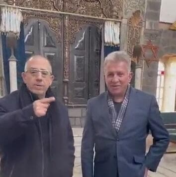 קרלוס מטלסון עם בכור סימנטוב בבית הכנסת (צילום: קרלוס מטלסון) קרלוס מטלסון עם בכור סימנטוב בבית הכנסת