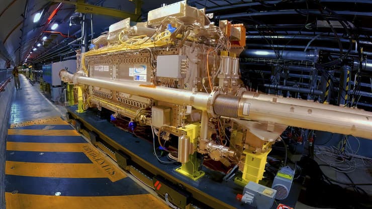 במחקר חדש זיהו החוקרים מאפיינים חדשים בהתנהגותו של אנטי-חומר, הקשורים לשאלה יסודית הנוגעת לו: מדוע היקום מורכב בעיקר מחומר ולא מאנטי-חומר? מאיץ החלקיקים הגדול של CERN