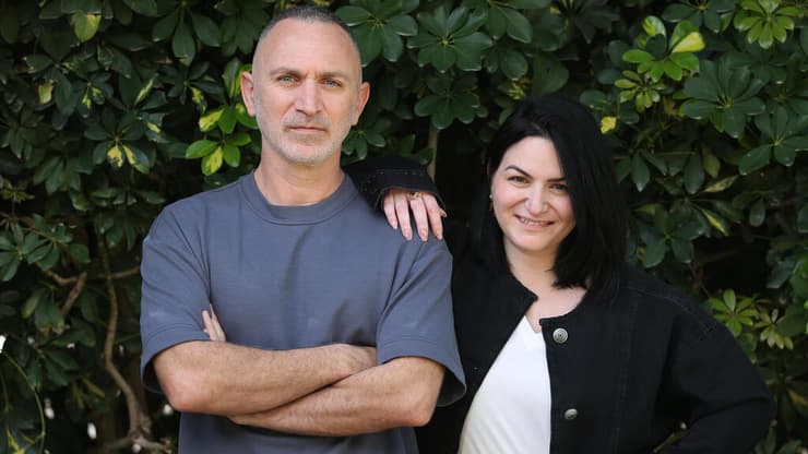 "התפקידים הכי טובים שלי בחיים יהיו אלה שאחותי תכתוב לי". האחים שלום ונטלי מיכאלשווילי (צילום: ריאן פרויס) האחים שלום ונטלי מיכאלשווילי