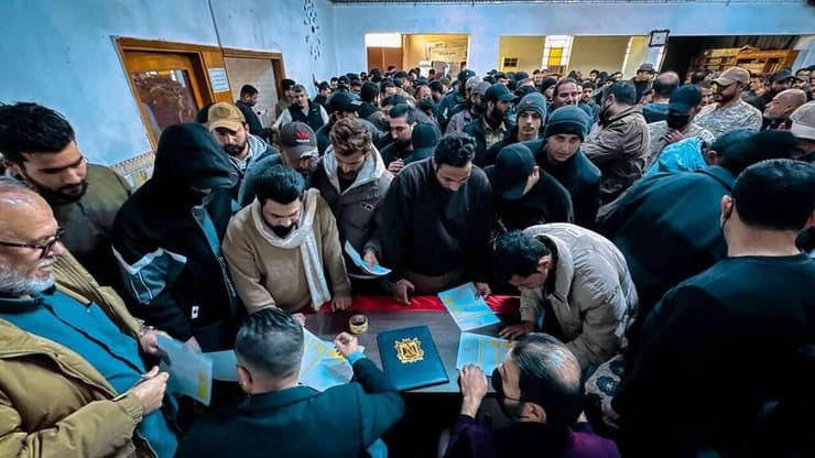 מתנדבים רבים חותמים על טופס תמיכה באיראן