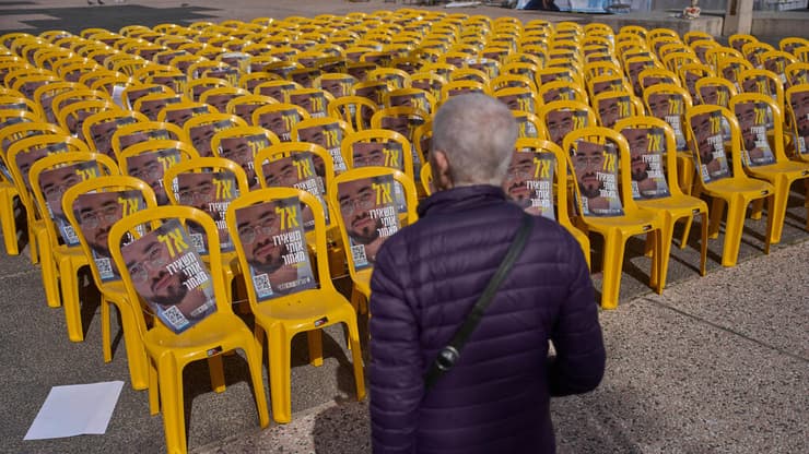 צילום: AP Photo/Ohad Zwigenberg טקס עצירת השעון בכיכר החטופים