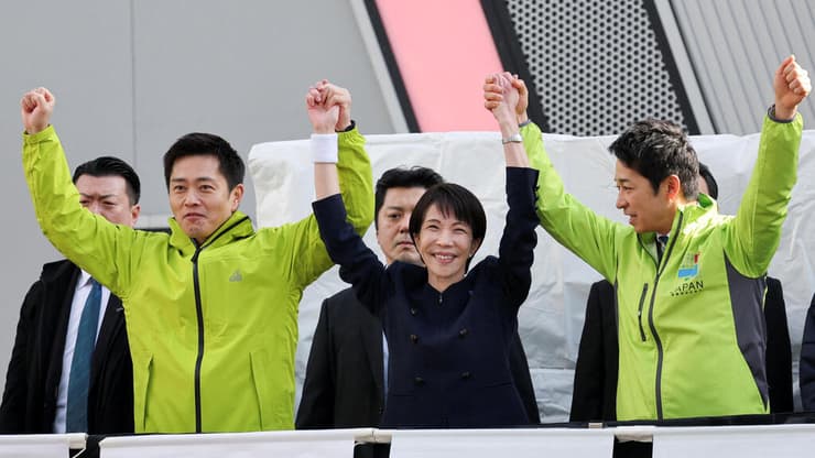 ראש ממשלת יפן סנאה טאקאיצ'י (במרכז) (צילום: REUTERS/Kim Kyung-Hoon) ראש ממשלת יפן סנאה טאקאיצ'י (במרכז)