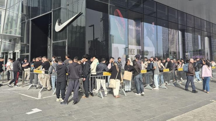 התור לחנות נייקי בעזריאלי שרונה