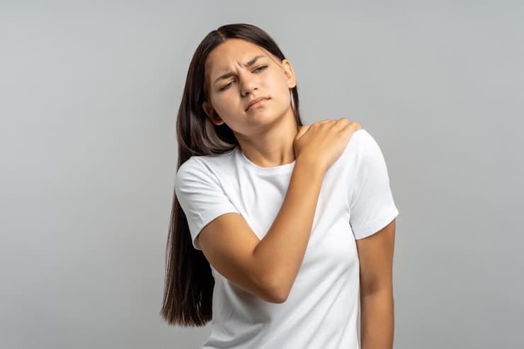 ילדה נערה כאבי גב