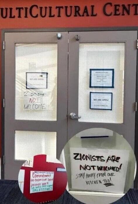 כרזות מחוץ למשרדה של וקסלר