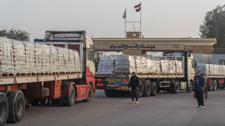 עזה מקבלת פי ארבעה ממה שהיא צריכה. מעבר רפיח (צילום: Ali Moustafa/Getty Images) מעבר רפיח