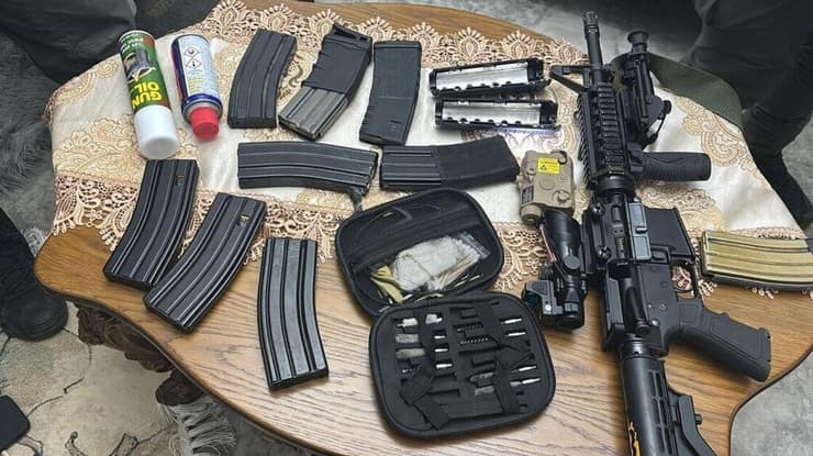 אמל"ח שנתפס בעיר. 8 כלי נשק (צילום: דובר צה"ל) אמצעי הלחימה שאותרו בחברון