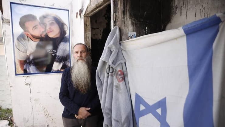 אמיר זיני בכפר עזה, בזירה בה נרצחו בנו ניראל זיני יחד בת הזוג ניב רביב ז"ל (צילום: גדי קבלו) אמיר זיני, אביו של ניראל זיני ז"ל שנרצח בכפר עזה
