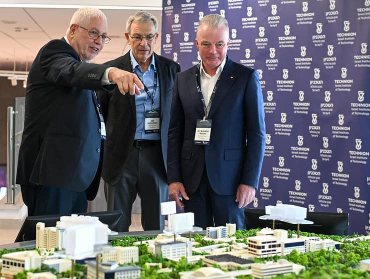 מימין לשמאל: נשיא Boeing Global  ד"ר ברנדון נלסון, נשיא בואינג ישראל אלוף (מיל') עידו נחושתן ונשיא הטכניון פרופ' אורי סיון ליד מודל הקמפוס