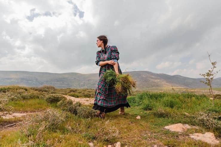 אחת הצעירות, נחלה מלכיאל, מנכשת עשבים במעוז אסתר