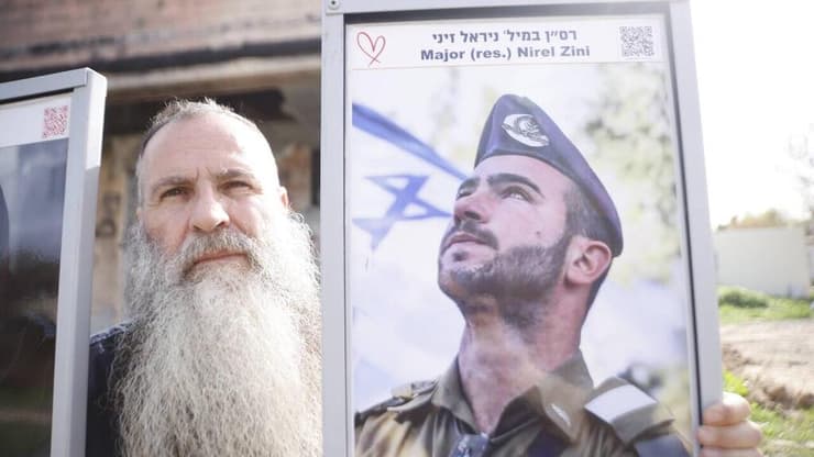 אמיר זיני, אביו של ניראל זיני ז"ל, עם תמונת בנו שנרצח בכפר עזה (צילום: גדי קבלו) אמיר זיני, אביו של ניראל זיני ז"ל שנרצח בכפר עזה