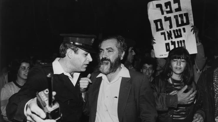 מאיר כהנא בהפגנה עם פעילי תנועת "כך", 1984