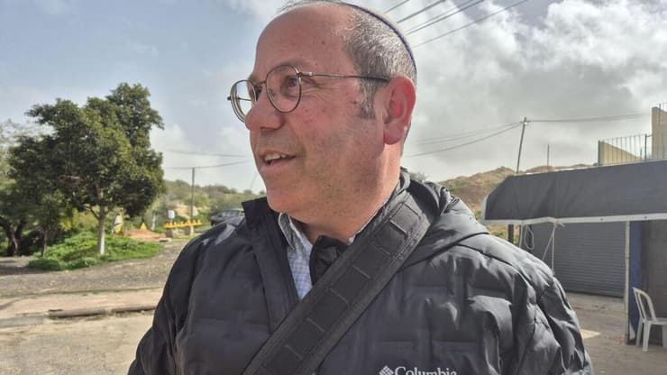 צביקה מור מחוץ לבית משפחת גואילי