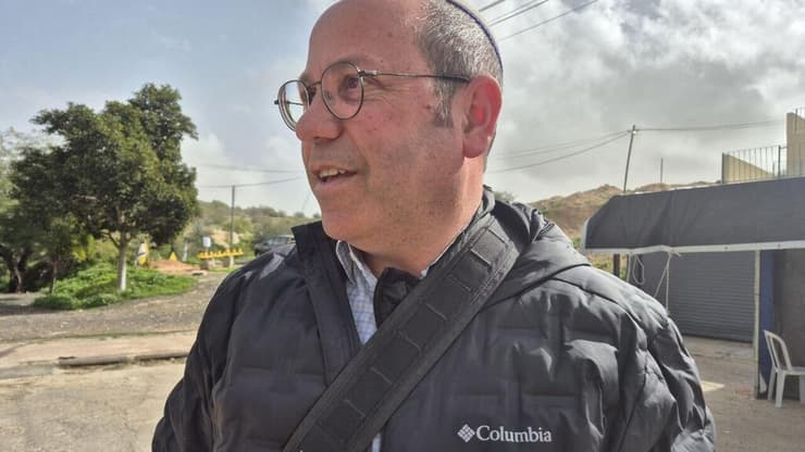 "הביצה לא כשהייתה". צביקה מור (צילום: אילנה קוריאל) צביקה מור מחוץ לבית משפחת גואילי